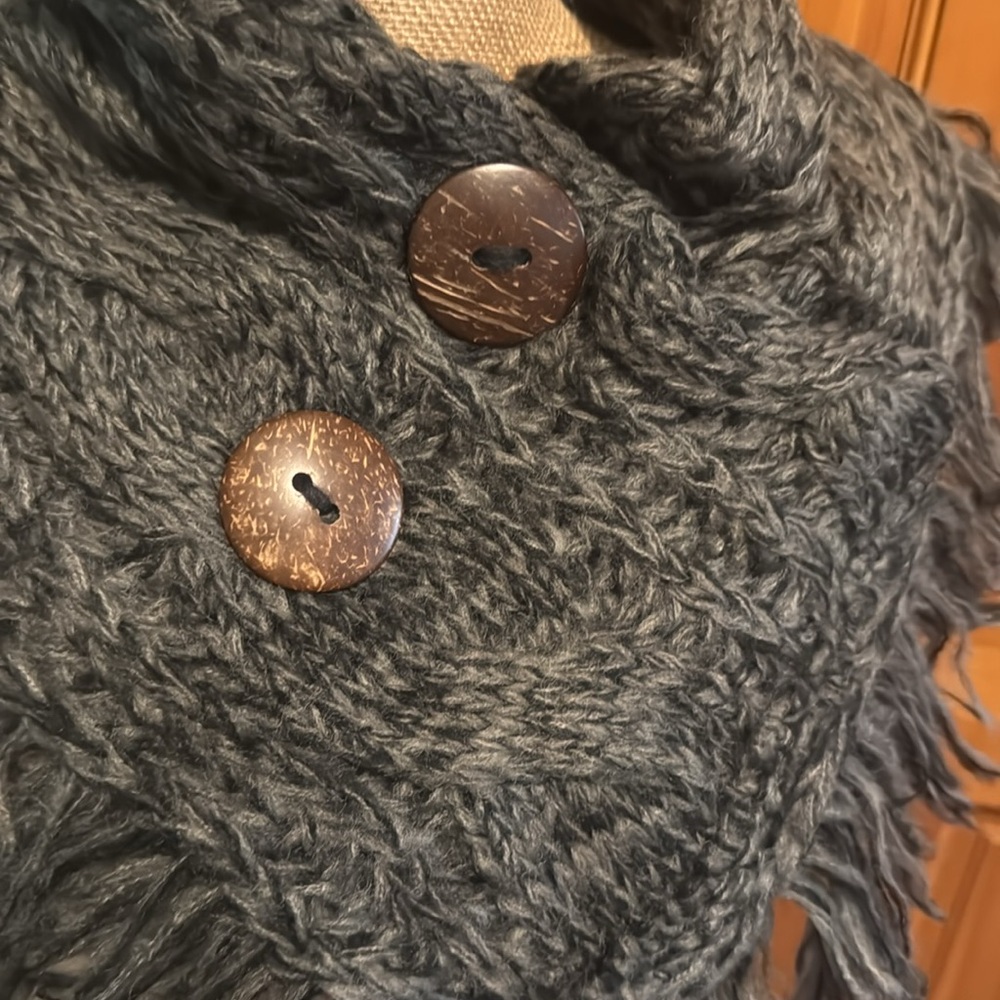 🆕 Chunky Knit Gray/Black Cowl/Scarf with Wooden Like Large Buttons - Picture 3 of 14